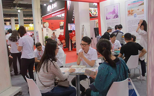 美博士工作人員為客戶(hù)介紹產(chǎn)品 美博士工作人員為客戶(hù)介紹產(chǎn)品