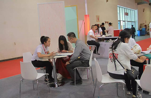 美博士工作人員為客戶(hù)介紹產(chǎn)品 美博士工作人員為客戶(hù)介紹產(chǎn)品