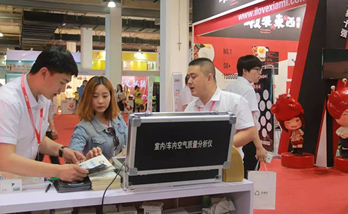 現場(chǎng)進(jìn)行空氣檢測 現場(chǎng)進(jìn)行空氣檢測